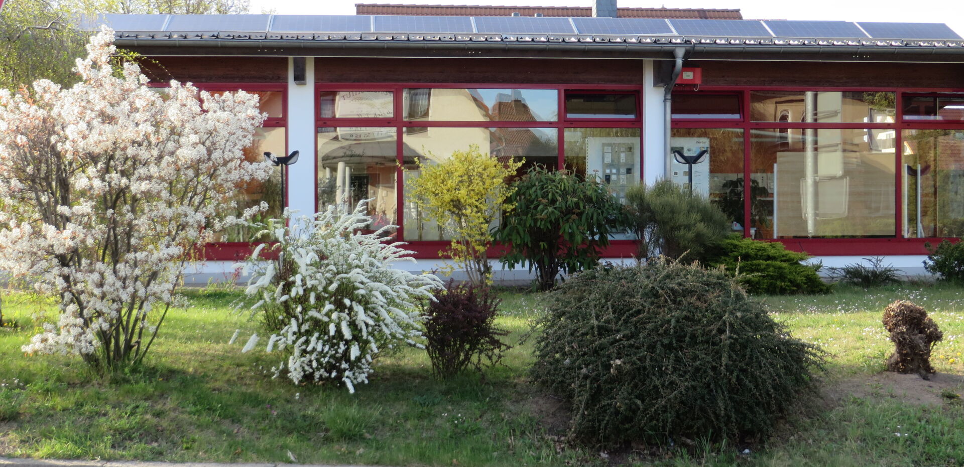 Das Geschäftsgebäude von Elektro Bohr in Saalfeld mit Solaranlage auf dem Dach und Schaufenstern.