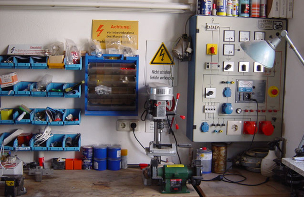 Eine Werkstatt mit Werkzeug, Elektrobauteilen und Prüfständen für Elektroinstallationen bei Elektro Bohr.