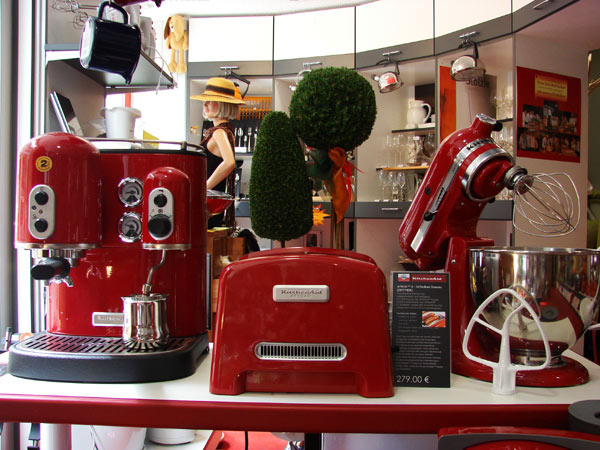 Rote KitchenAid Küchengeräte wie Mixer, Toaster und Kaffeemaschine in der Ausstellung bei Elektro Bohr in Saalfeld.