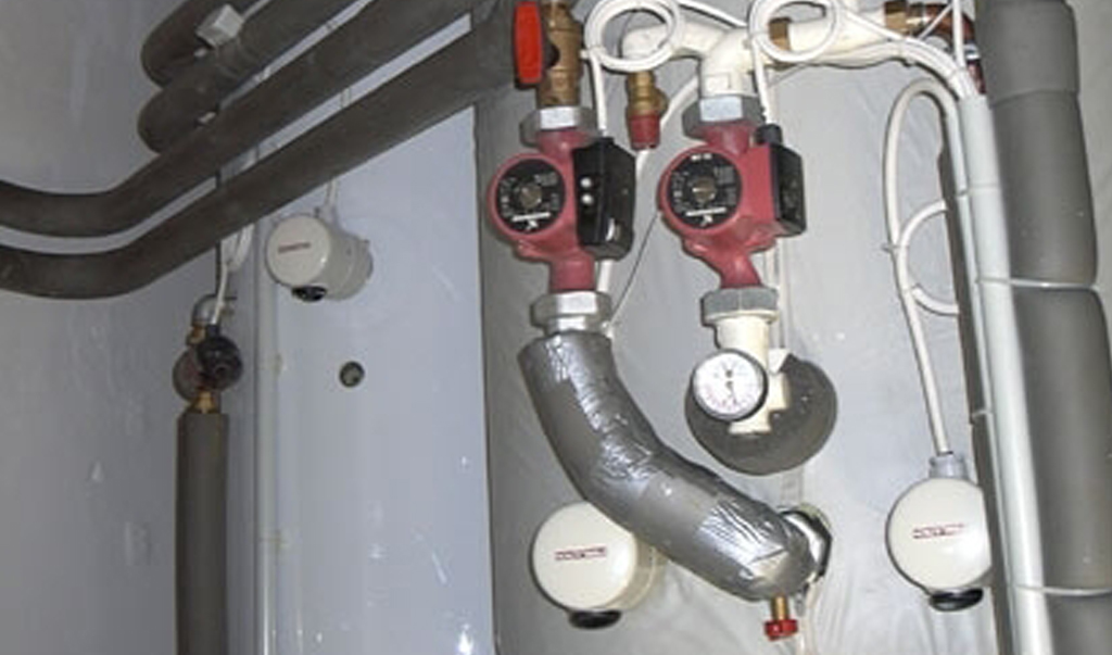 Eine Heizungsanlage mit zwei Umwälzpumpen und Rohren. Installation durch Elektro Bohr in Saalfeld.