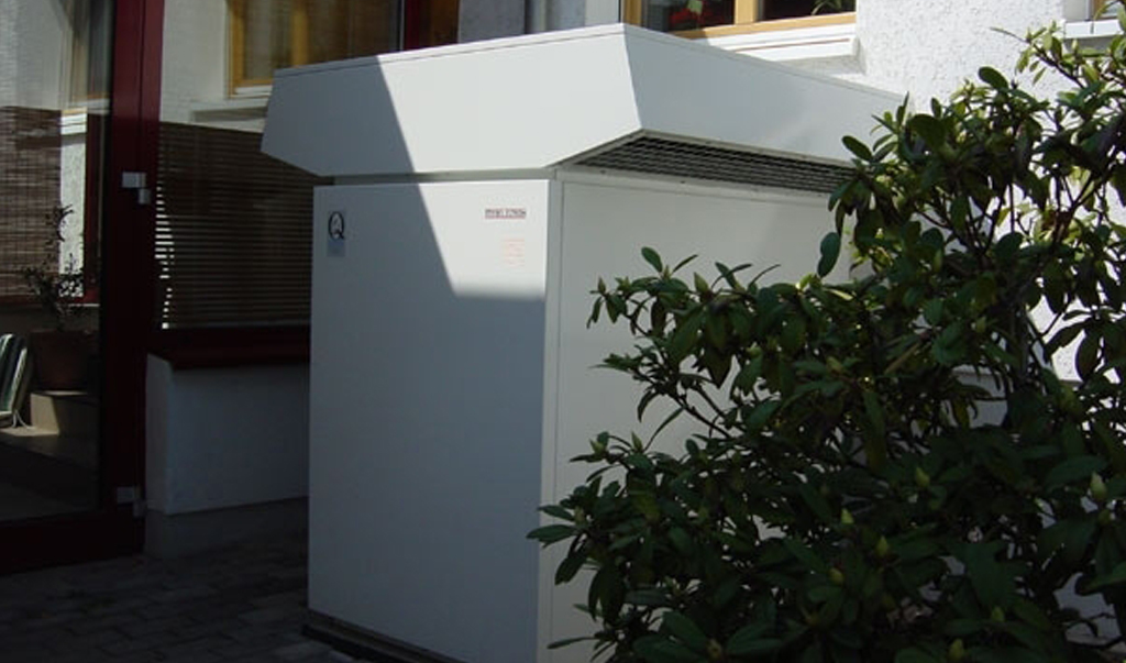 Eine Stiebel Eltron WPL 23 Luft-Wasser-Wärmepumpe steht außen an einem Haus. Elektro Bohr in Saalfeld.